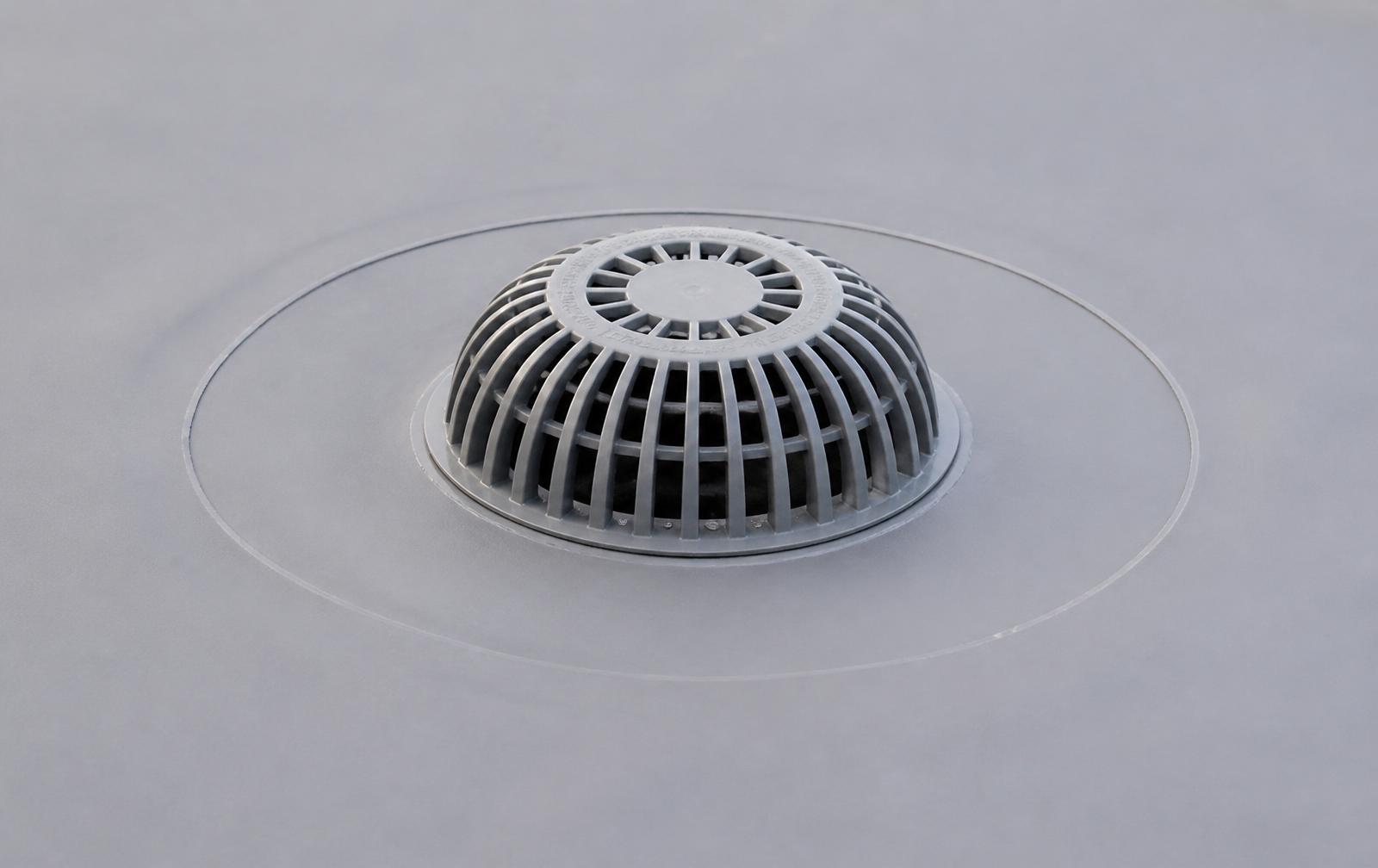 Scurgere de terasă cu membrană PVC sudată în jur și grătar de protecție nou